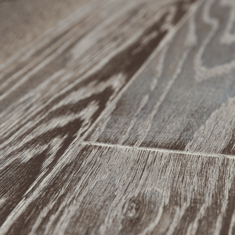 Parchet stratificat din stejar cu muchii bizotate pe patru laturi. 