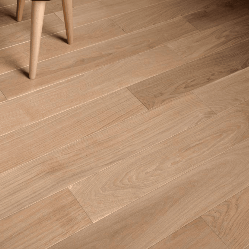 Detaliu textură parchet stratificat placă PP04P – stejar natur uleiat, fibră echilibrată, bizotat pe patru laturi, compatibil cu încălzirea în pardoseală.