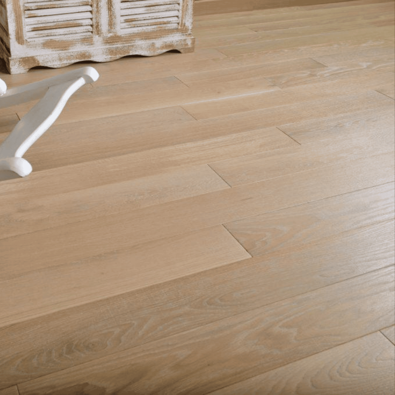 Parchet stratificat din stejar și 9 straturi din mesteacăn ideal pentru camera de copil sau bucătărie, în culoare naturală, finisaj uleiat, bizotat pe patru laturi, se poate vedea în magazinul Lilhome din Baia Mare.