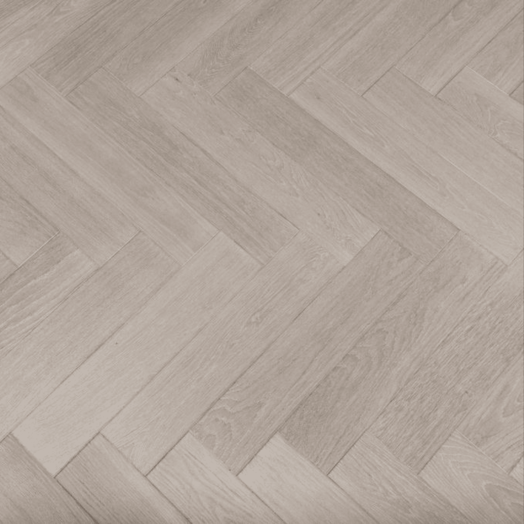Parchet multistratificat model herringbone alb-gri deschis, ideal pentru stil japandi sau modern.