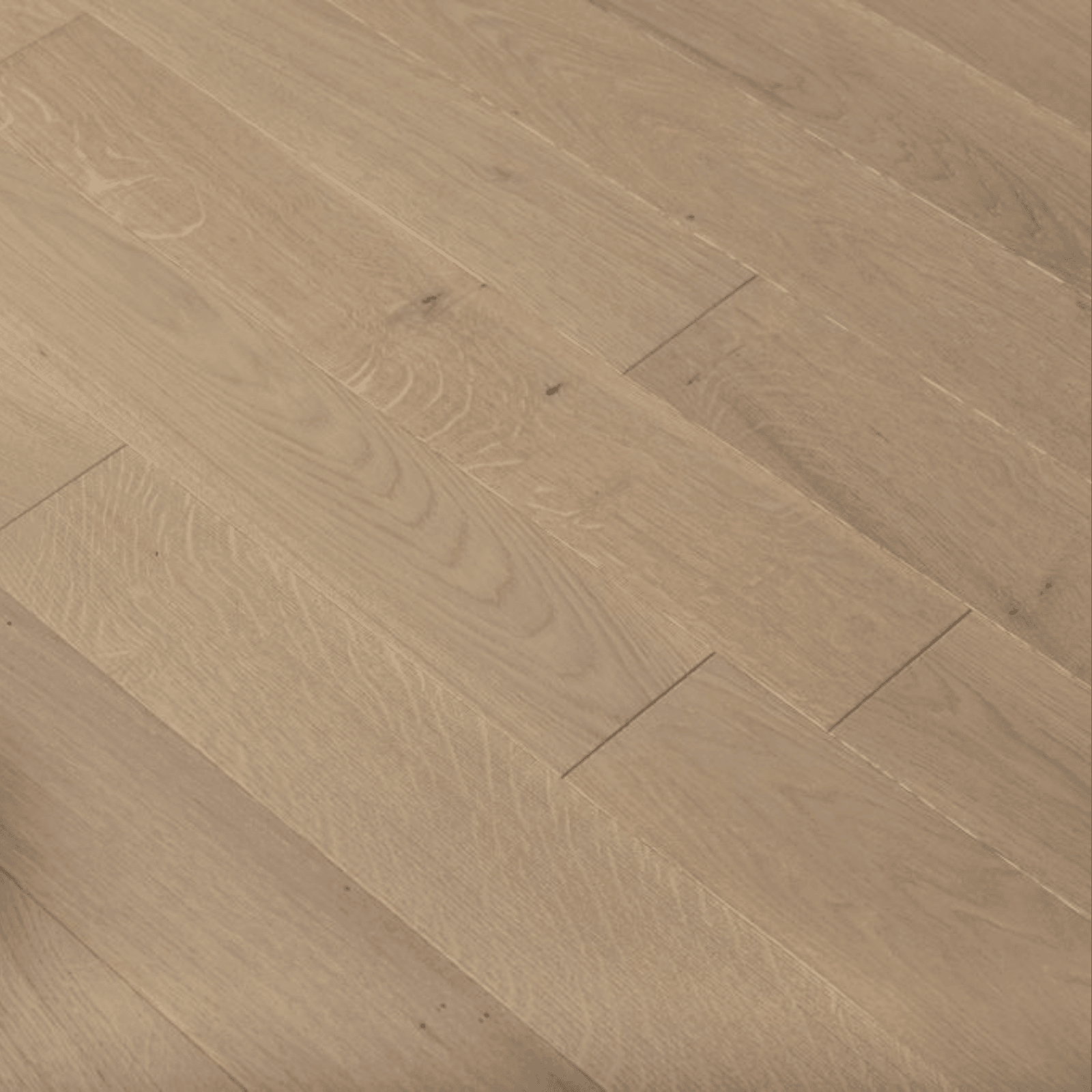 Parchet stratificat din mai multe straturi cu o culoare naturală a stejarului, în diferite dimensiuni se poate edea la Lilhome Baia Mare.