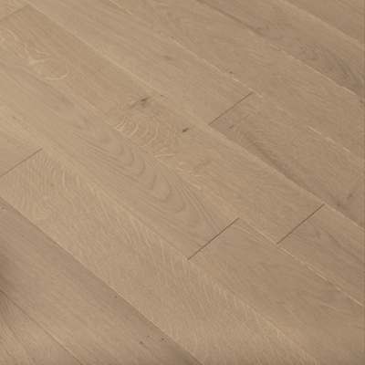 Parchet stratificat din mai multe straturi cu o culoare naturală a stejarului, în diferite dimensiuni se poate edea la Lilhome Baia Mare.