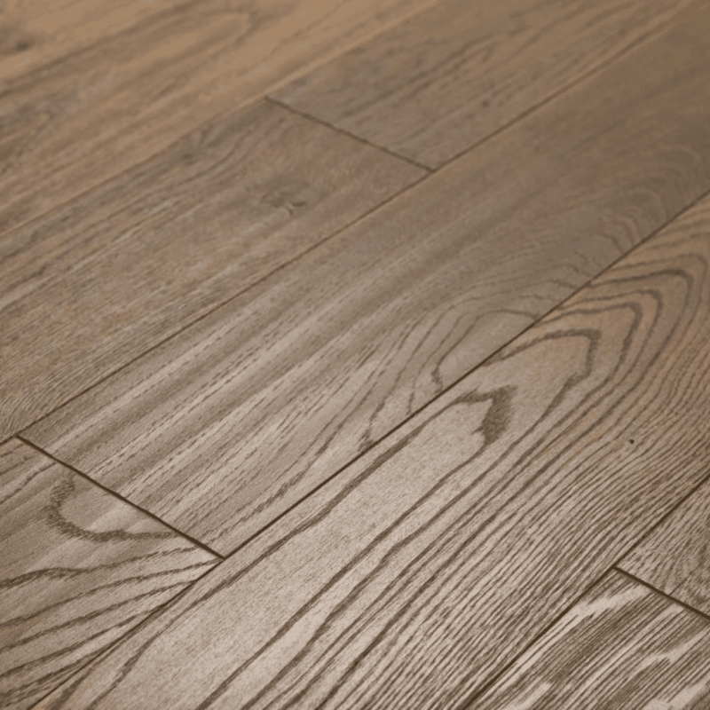 Suprafața parchet multi stratificat din stejar cu finisaj uleiat, bizotat pe patru laturi, în culoare deschisă în Baia Mare.