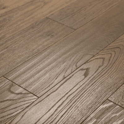 Suprafața parchet multi stratificat din stejar cu finisaj uleiat, bizotat pe patru laturi, în culoare deschisă în Baia Mare.