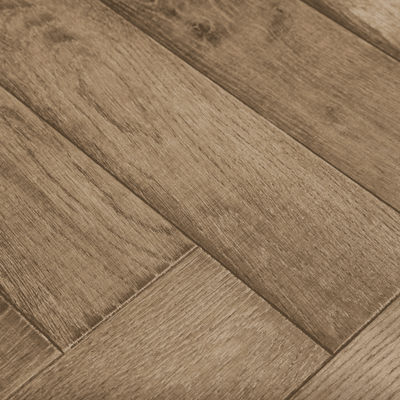 Parchet din stejar multi straificat în format herringbone finisaj uleiat, bizotat 4 laturi în showroom Lilhome din Baia Mare Lilhome.