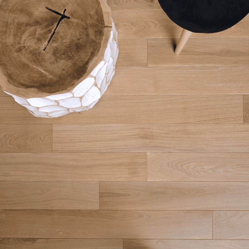 Parchet stratificat PP04P montat într-un living contemporan – stejar uleiat, culoare caldă și deschisă.
