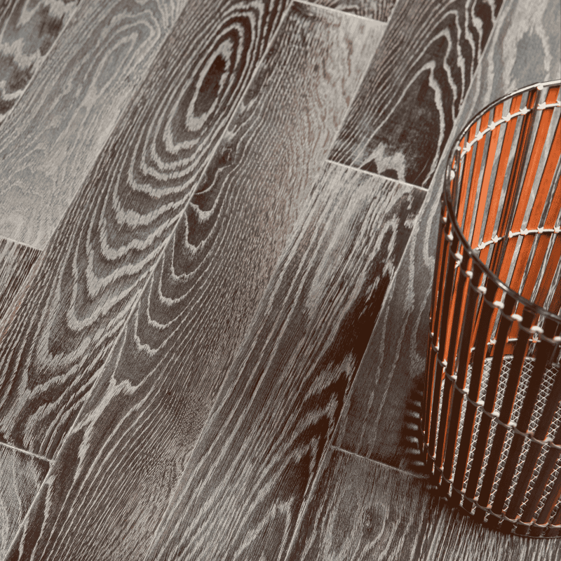 Parchet stratificat din stejar afumat gri cu alb, văzut de sus, detaliul care contează când alegi parchet din magazinul de parchet Lilhome. Ideal pentru stilul: modern, urban sau loft, pentru living, birou, dormitor.