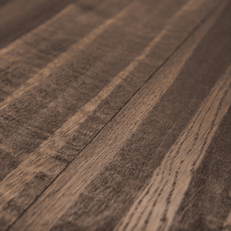 Parchet stratificat în forma placă cu textură gravurată și periată, finisaj uleiat, montaj prin lipire ideal pentru încălzirea în pardoseală, stil industrial în showroom din Baia Mare.