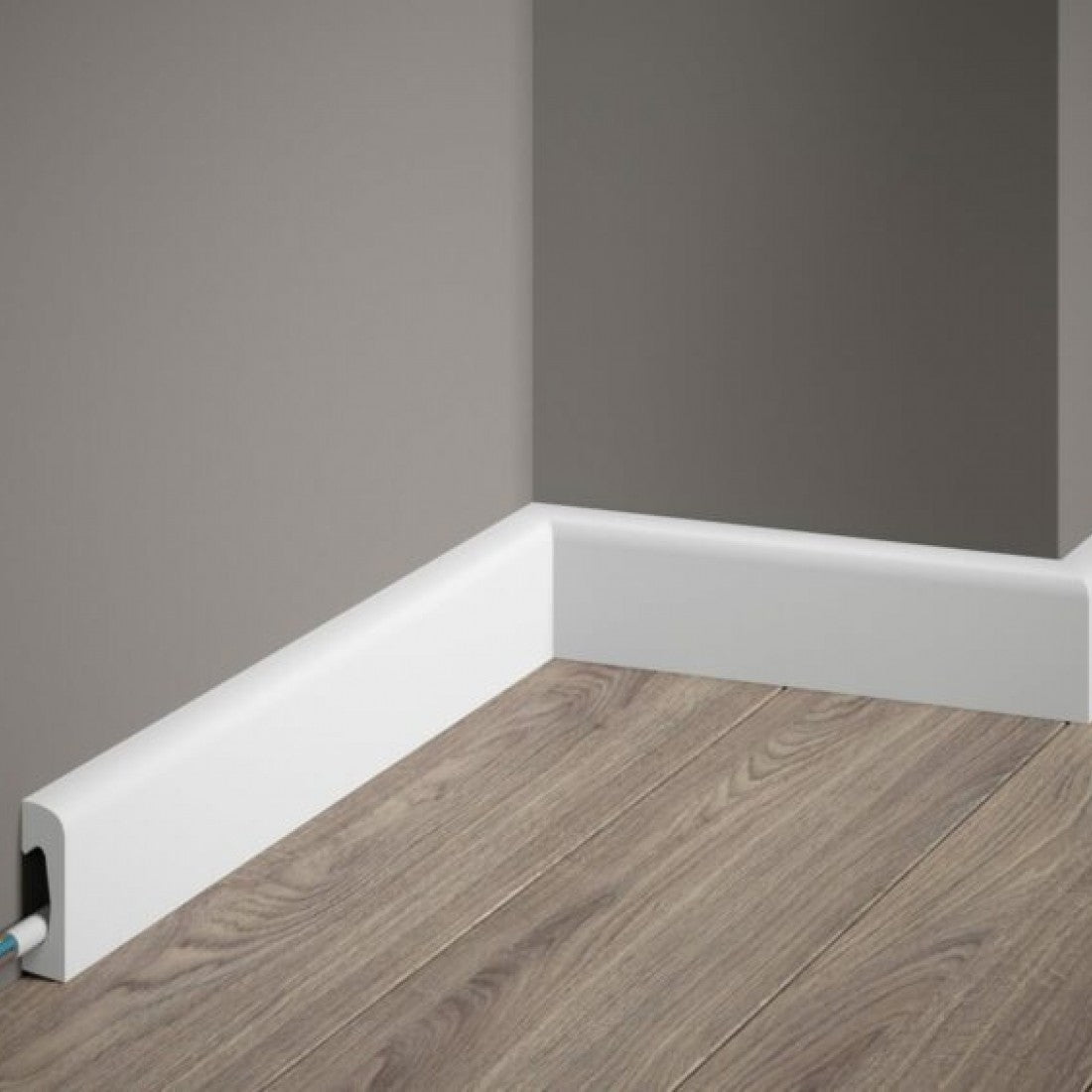 Plintă decorativă albă MD004, cu design minimalist și margine rotunjită, montată de-a lungul peretelui