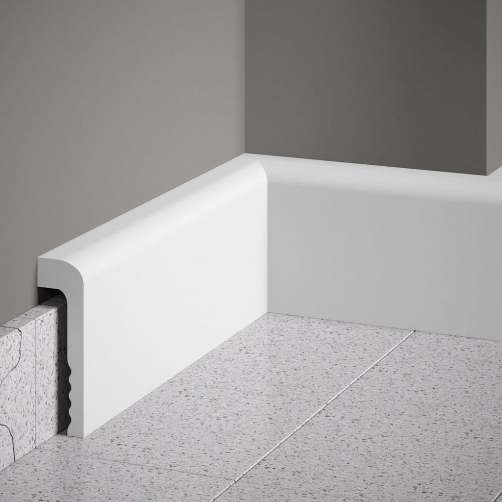Plintă decorativă MD005 din polimer dur, montată peste o plintă existentă, cu înălțime de 11 cm, finisaj alb mat