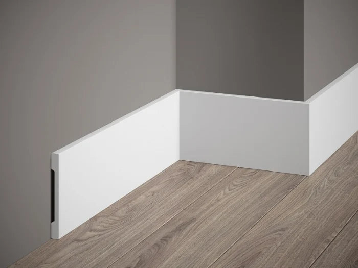 Plintă decorativă MD013 din polimer dur PolyForce®, profil subțire și elegant pentru interioare moderne în Baia Mare.