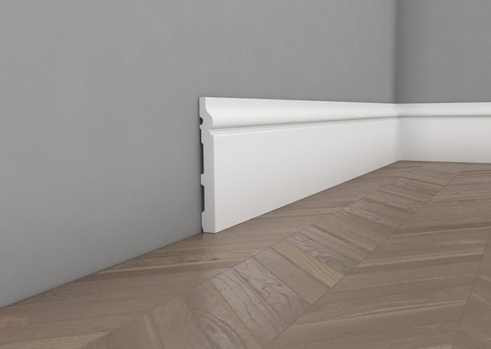Profil MD020 montat ca plintă decorativă înaltă – design clasic, alb mat, showroom Lilhome Baia Mare