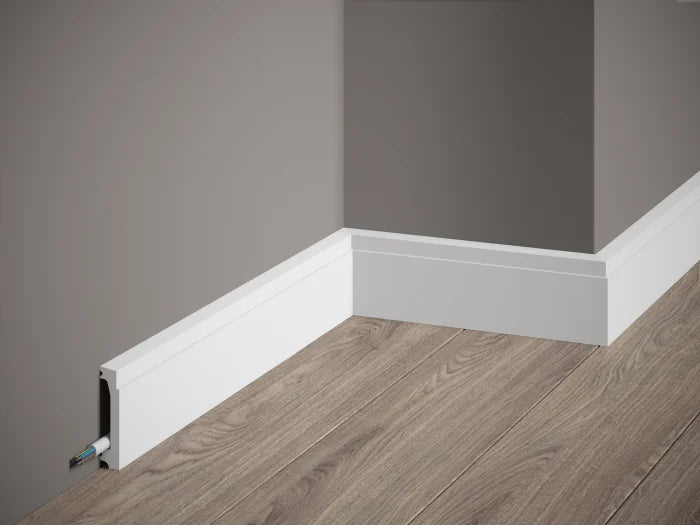 Profil MD027 montat ca plintă decorativă – design minimalist cu detaliu superior, showroom Lilhome Baia Mare