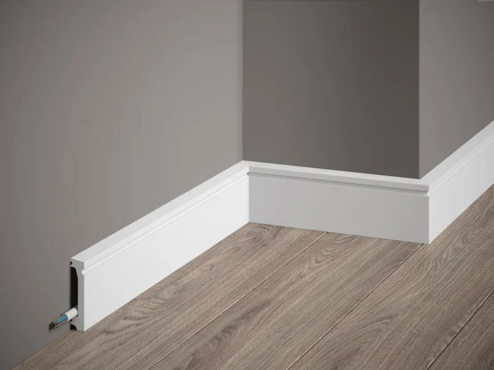Profil MD028 montat ca plintă decorativă – design cu frezare subtilă, alb mat, showroom Lilhome Baia Mare