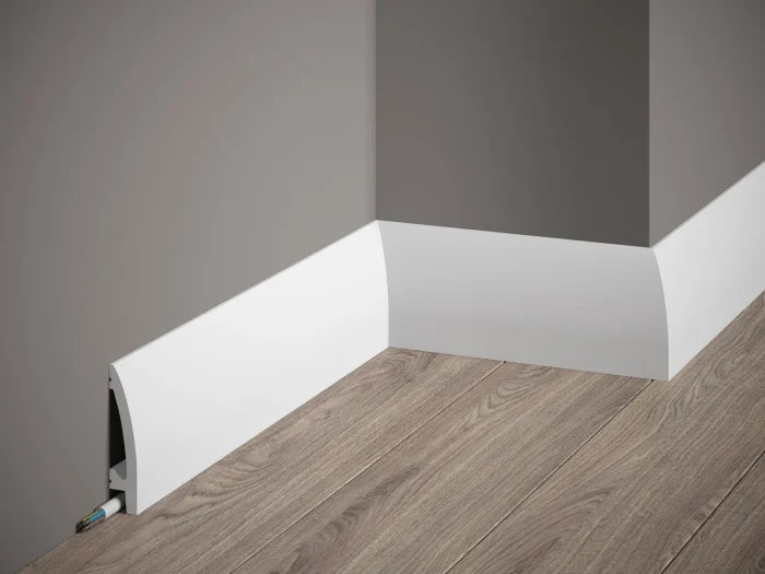 Profil MD030 montat ca plintă decorativă – design rotunjit, alb mat, showroom Lilhome Baia Mare