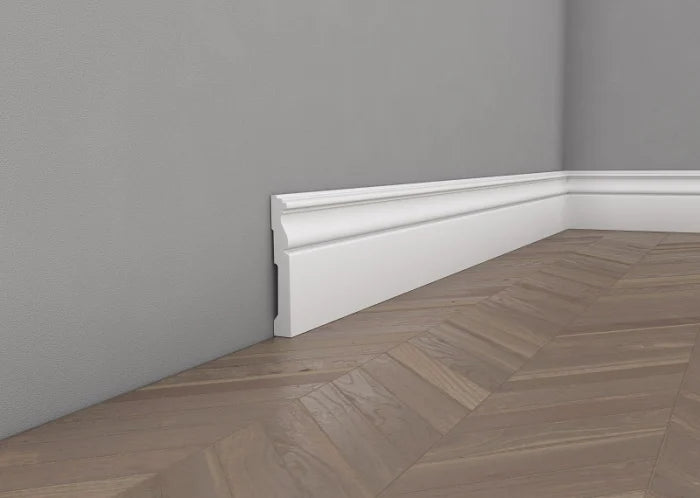 Profil MD095 montat ca plintă decorativă – profil înalt, alb mat, cu parchet chevron showroom Lilhome Baia Mare