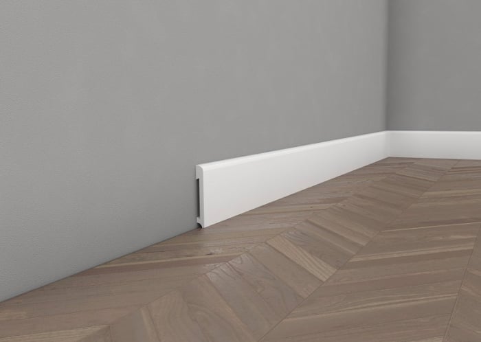 Profil MD234 montat ca plintă decorativă – design simplu, finisaj alb mat, cu parchet din stejar forma chevron showroom Lilhome Baia Mare
