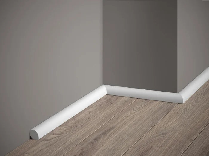 Profil MD235 montat ca plintă decorativă – formă rotunjită, dimensiuni compacte, showroom Lilhome Baia Mare