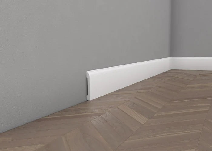 Profil MD258 montat ca plintă decorativă – design elegant, alb mat, showroom Lilhome Baia Mare