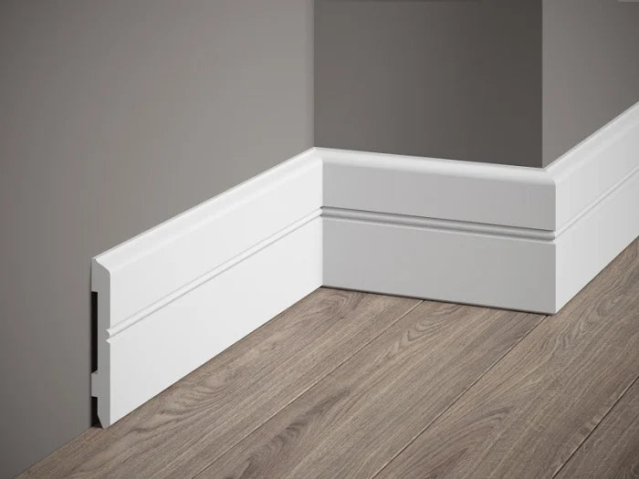 Profil MD354 montat ca plintă decorativă – design cu ornament central, finisaj alb, în showroom Lilhome Baia Mare