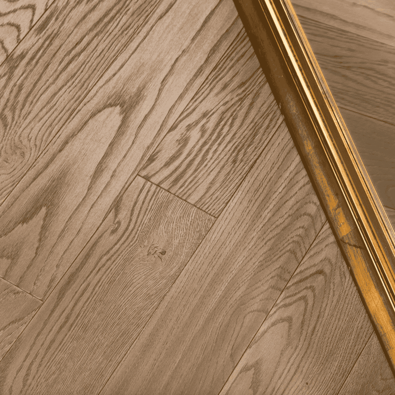 Parchet multi stratificat în forma de placă cu suprafață fină și periată, finisat cu ulei UV, start de uzură stejar, straturi mesteacăn. In showroom din Baia Mare, Lilhome pe strada Vasile lucaciu nr.122.