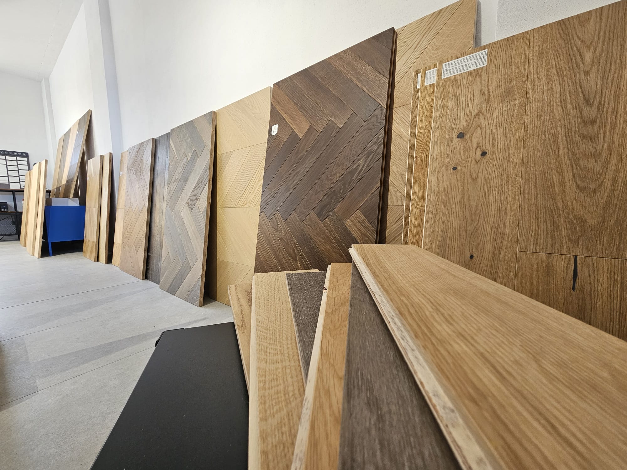 Modele herringbone, chevron, placa de parchet din stejar in showroom Lilhome din Baia Mare