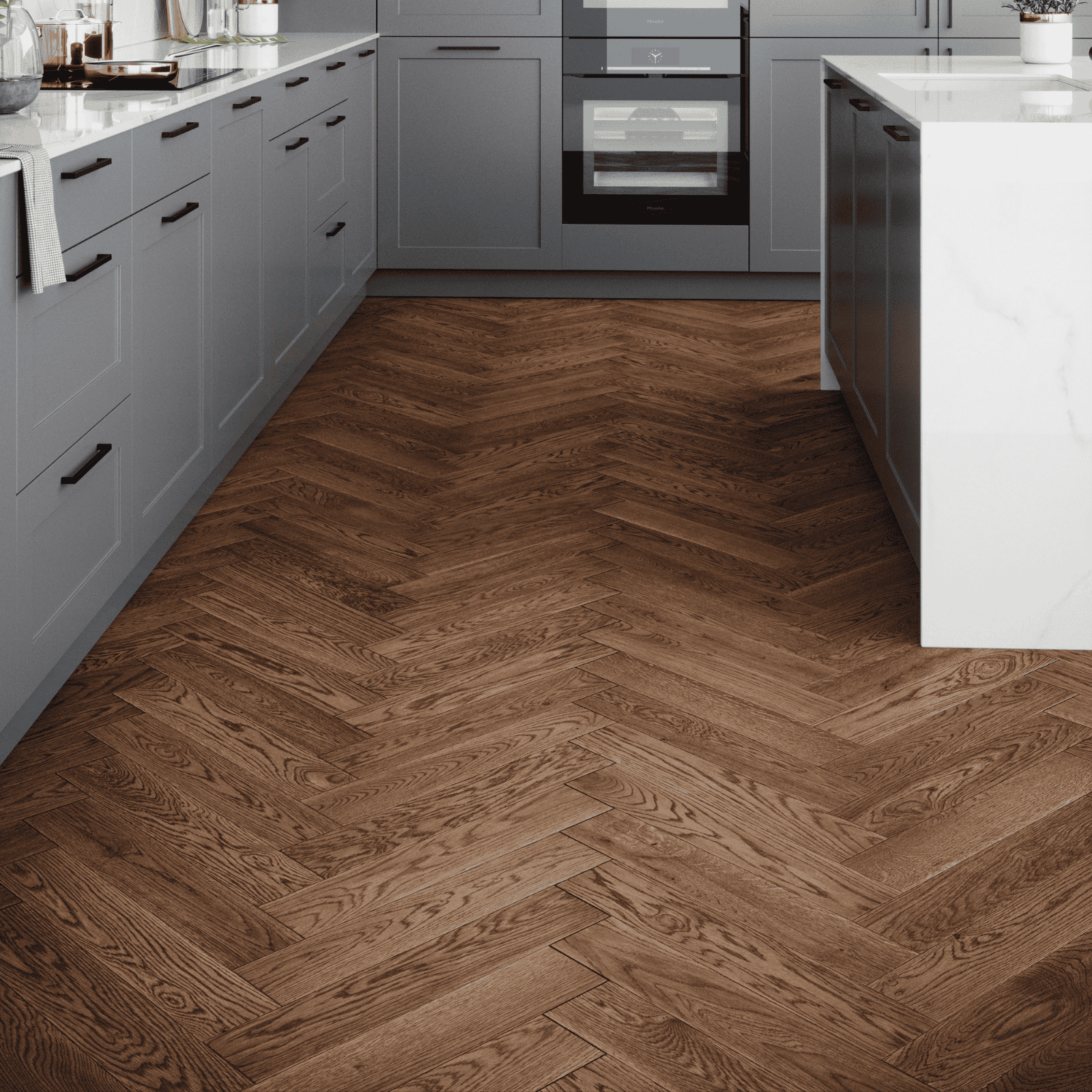 Bucatarie amenajata cu parchet stratificat in model herringbone culoare maro stil elegant si minimalist