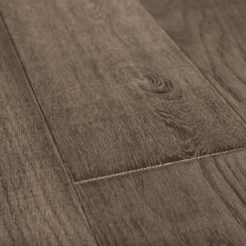 Detalii suprafata parchet stratificat stejar bizotat, periat si finisat cu ulei mat, culoare maro pamantiu, stil elit. Pentru locuinte: apartament, casa in constructie sau renovare, pentru living, dormitor, camera de zi. Acum la Lilhome Baia Mare.