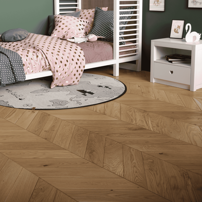 Parchet stratificat din stejar model Chevron pentru camera de copii, în stil rustic, clasic sau chiar modern în showroom din Baia Mare.