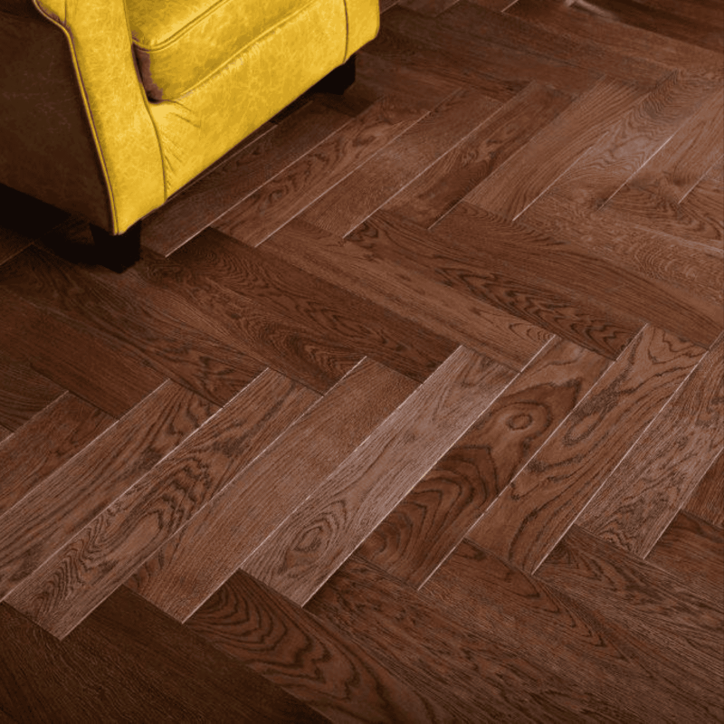 Parchet stratificat model herringbone in stil natural culoare maro in living modern