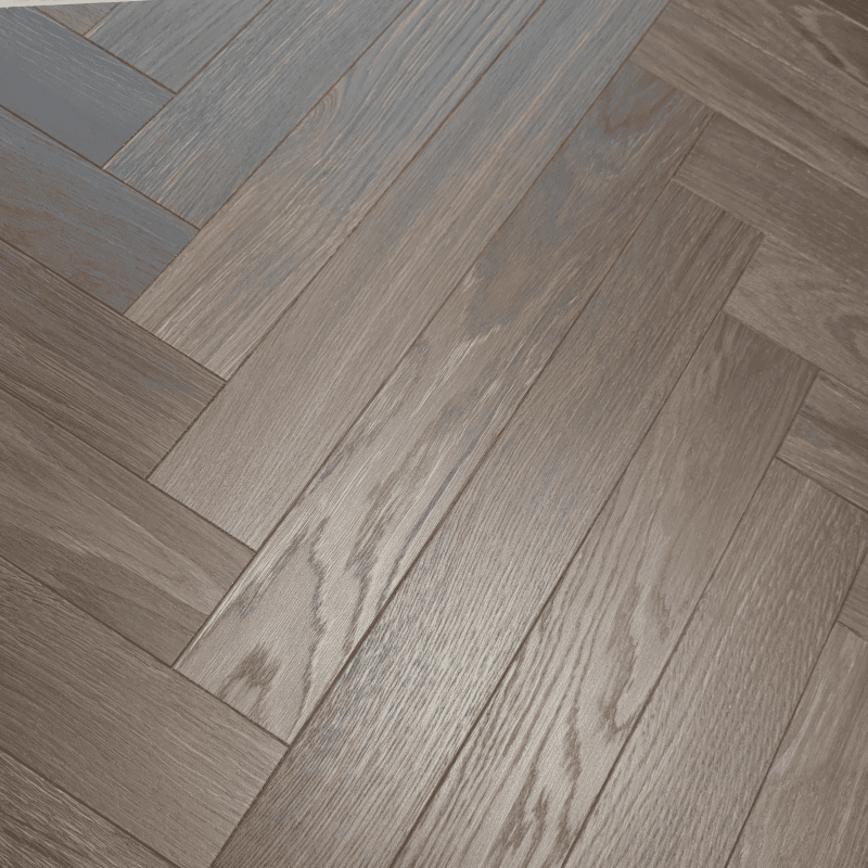 Detaliu de suprafață periată la parchetul masiv stejar afumat