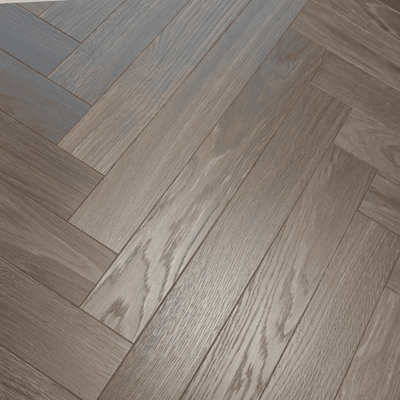 Detaliu de suprafață periată la parchetul masiv stejar afumat