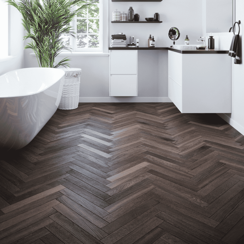 Interior cu parchet masiv Herringbone din stejar afumat – atmosferă caldă și echilibru vizual