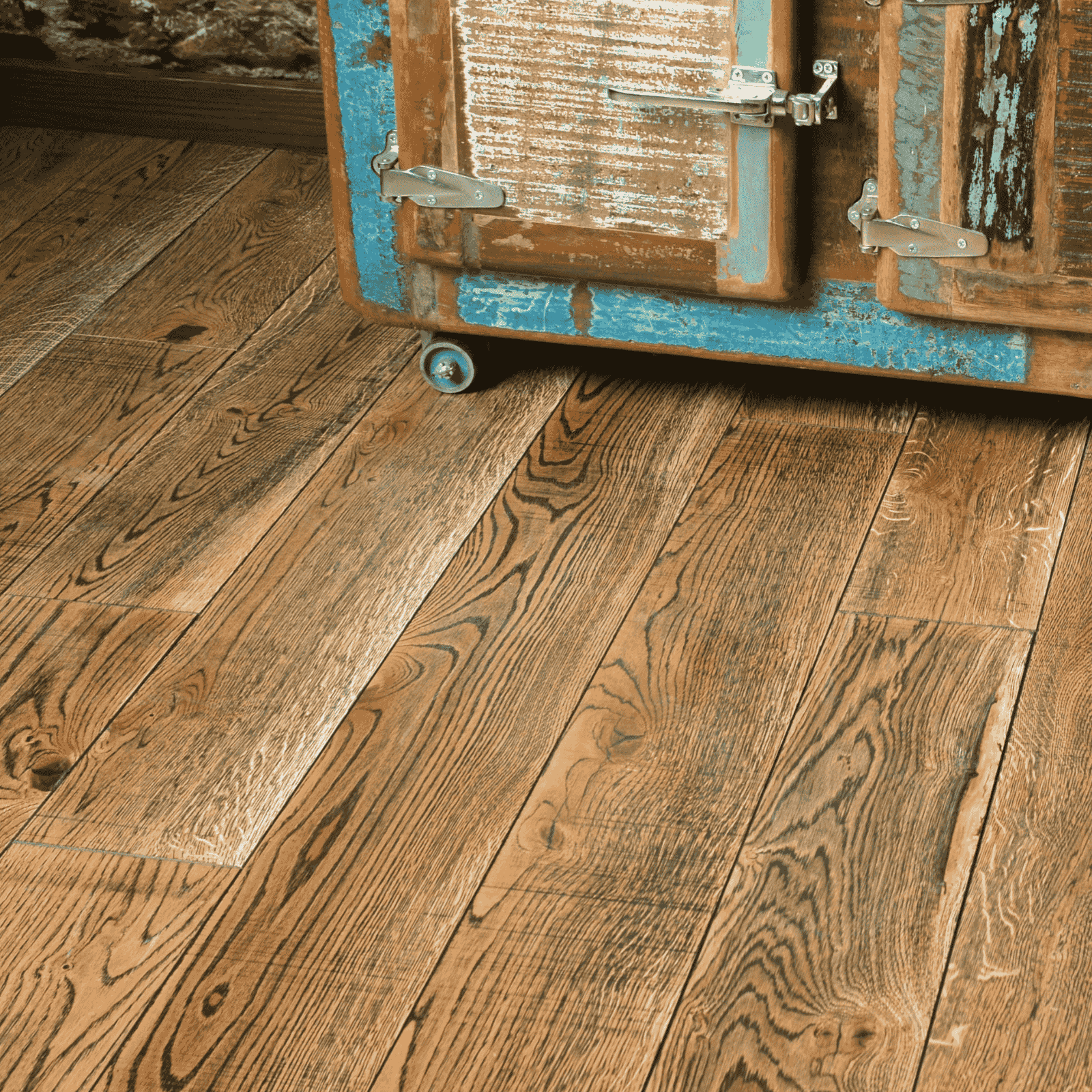 Parchet plank uleiat suprafata rindeluit si bizotat in stil rustic