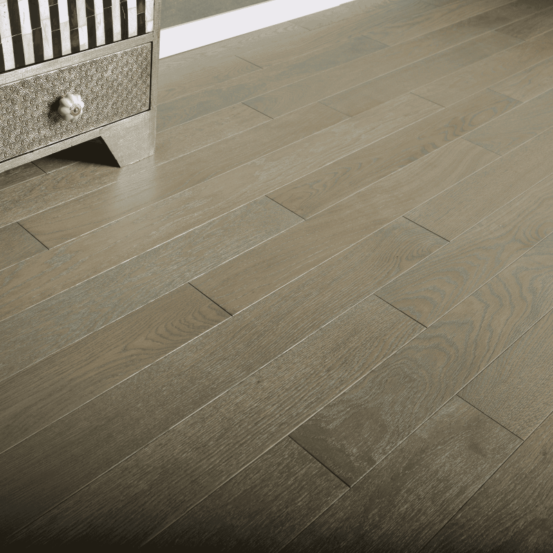 Parchet stratificat in format placa bizotat si periat cu finisaj uleiat mat, pentru camera de oaspeti