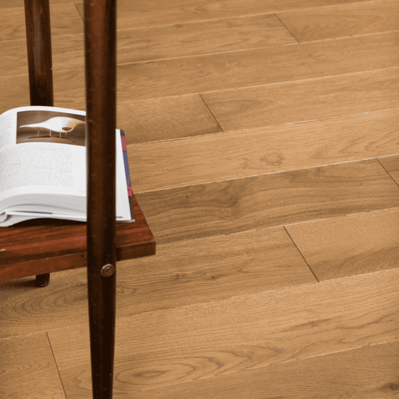 Parchet stratificat din stejar stil clasic, pentru locuinte sustenabile. Ideal pentru case nou construite sau apartamente in renovare.