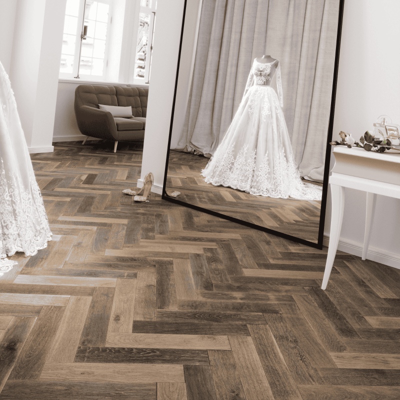 Parchet stratificat heringbone din stejar în showroom pentru că în realitate arată altfel, în Baia Mare.