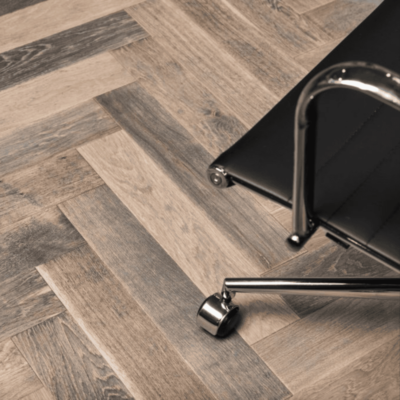 Parchet stratificat herringbone stil industril, masculin, chic la tine acasă, în birou din stejar și mesteacăn stratificat compatibil cu încălzirea în pardoseală.