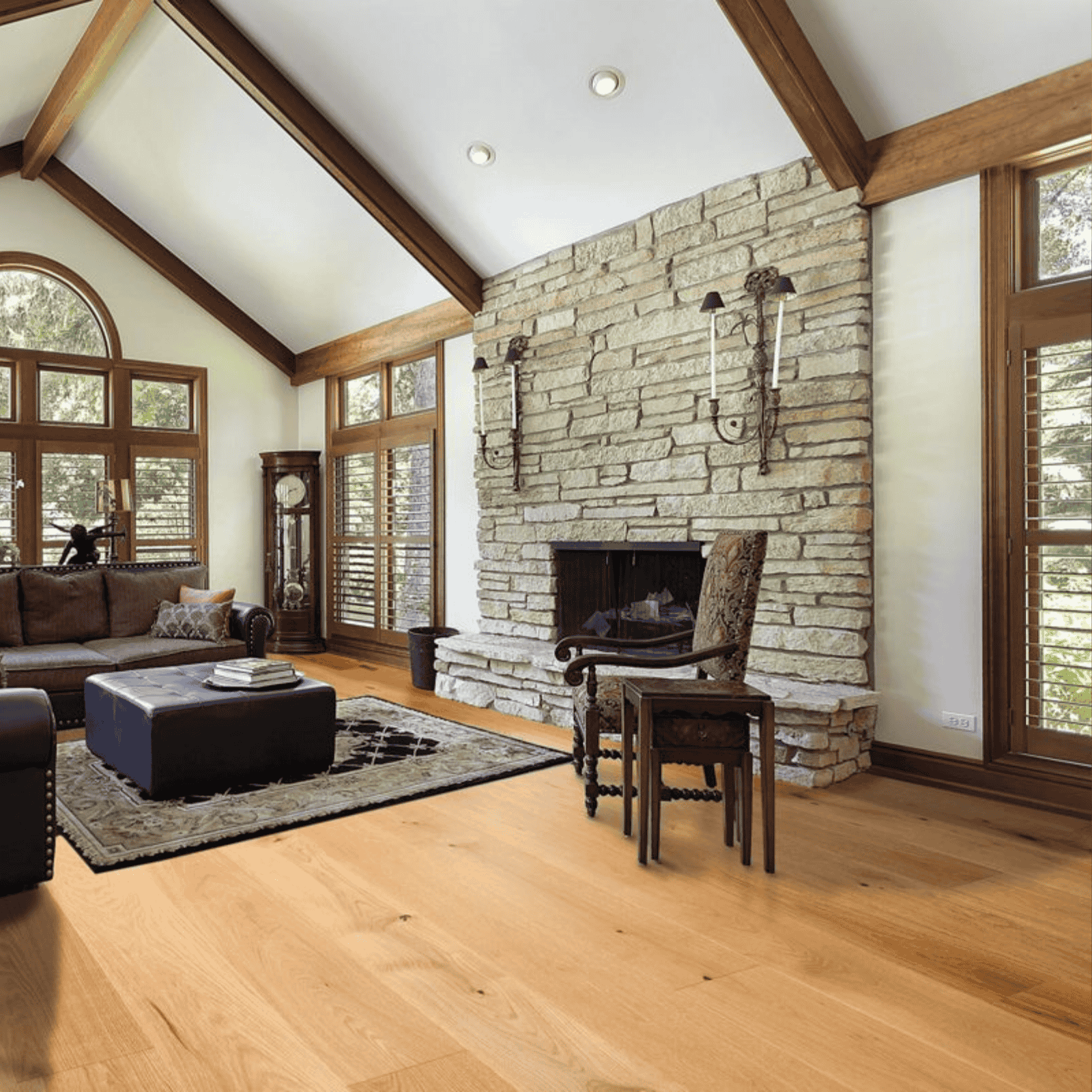 Living amenajat in stil country sau rustic cu parchet stratificat din stejar