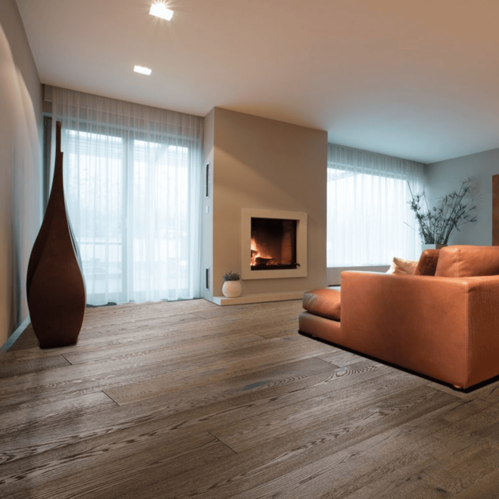 Parchet triplu stratificat in living amenajat cu parchet si semineu