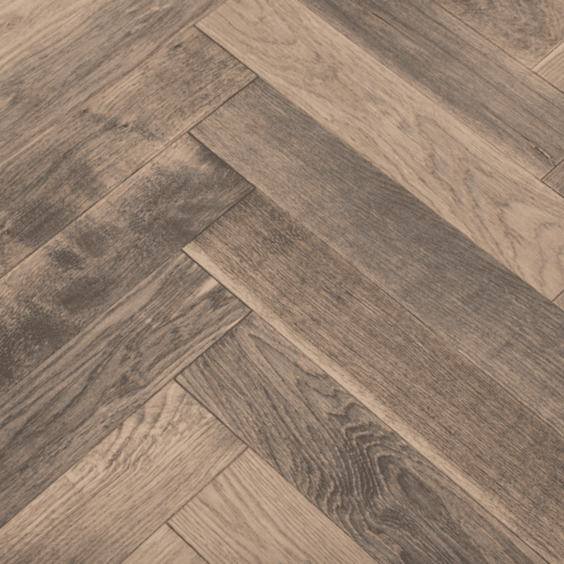 Suprafața parchet stratificat herringbone din stejar și mesteacăn în mai multe straturi, cu finisaj uleiat, suprafață periată, culoare specială radiantă gri acum în magazinul de parchet Lilhome din Baia Mare.