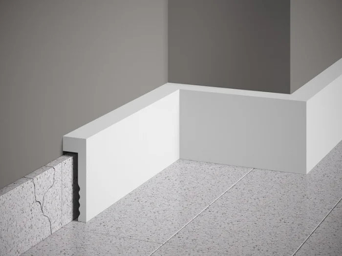 Plintă decorativă MD006 albă, montată peste plintă veche, cu profil rectangular și finisaj modern