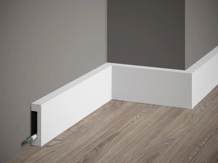Plintă decorativă MD008 montată la perete, profil clasic, alb, cu spațiu pentru mascarea cablurilor