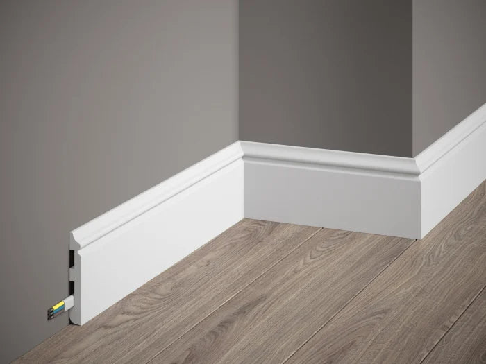 Profil MD018 montat ca plintă decorativă – formă clasică, finisaj alb, showroom Lilhome Baia Mare